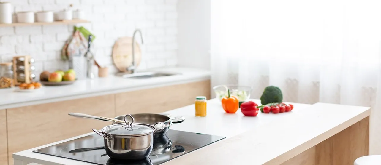 Alimentos frescos preparados junto a agua corriente